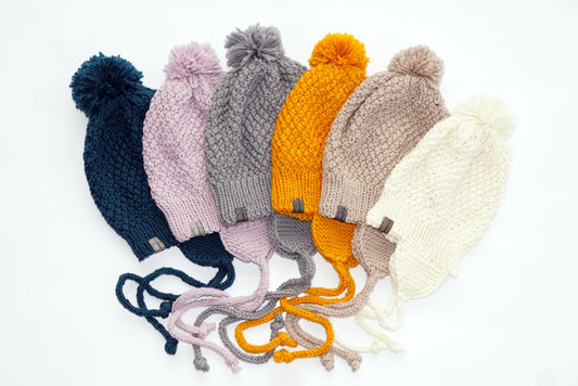 Ručně pletená čepice s bambulí - bio merino