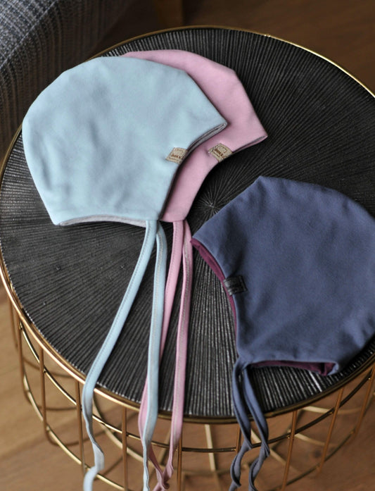 OBOUSTRANNÁ ČEPICE se šňůrkami