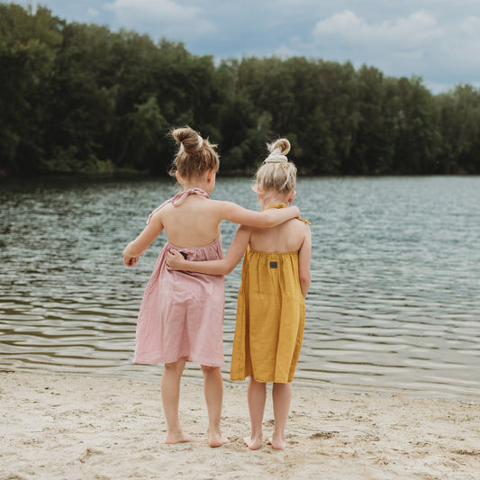 Mušelínové šaty s holými zády