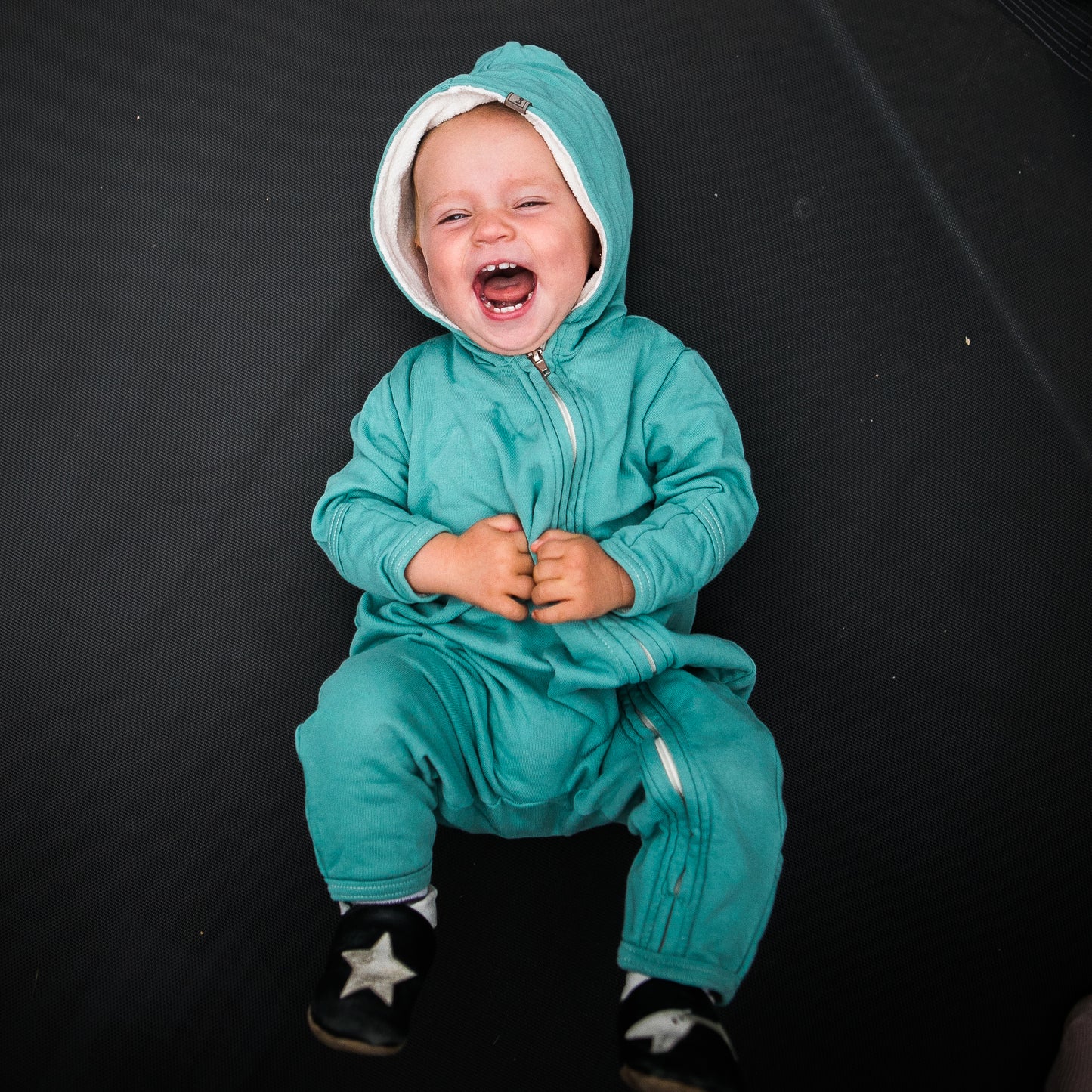 Teplý overal na zip s kapucí