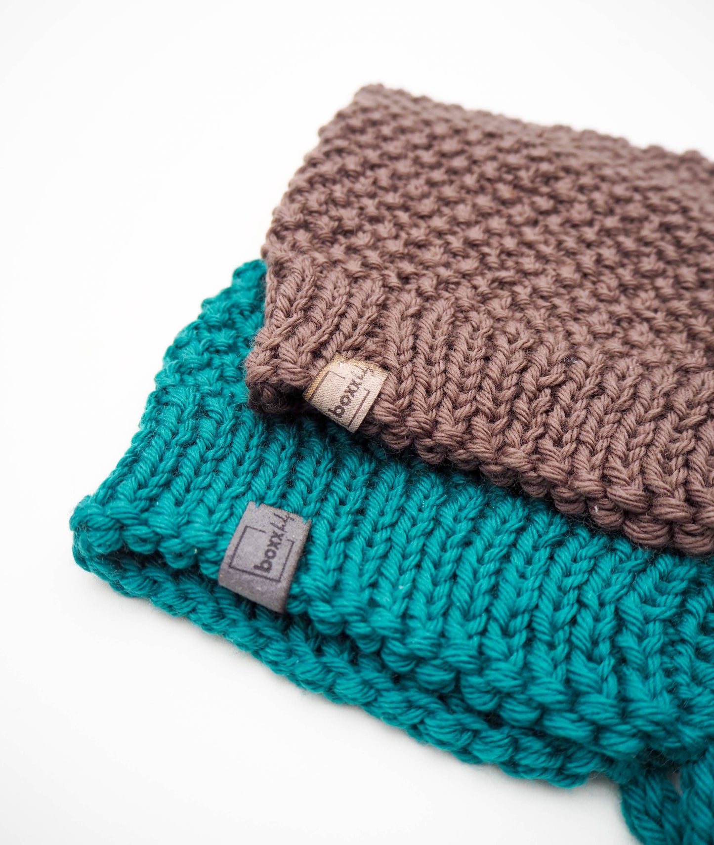 Ručně pletená čepice s bambulí - bio merino