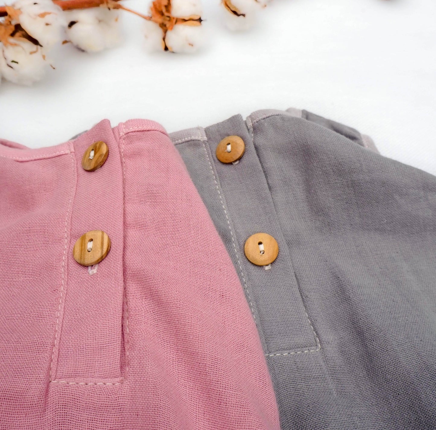 MUŠELÍNOVÝ ROMPER s dřevěnými knoflíčky - 6 barev