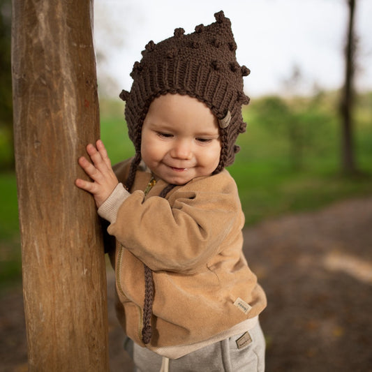Ručně háčkovaná čepice s bambulkami / bio merino