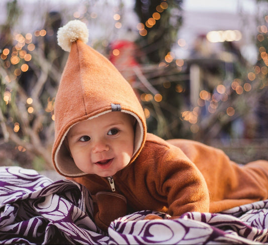 Fleecový overal s bambulí