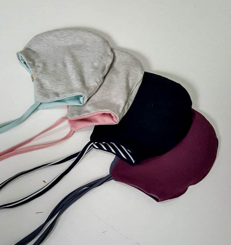 OBOUSTRANNÁ ČEPICE se šňůrkami